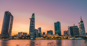 ベトナムはアジアで最も高い経済成長を遂げている国の一つです。都市部では中間層が急増しており、企業にとって大きなビジネスチャンスとなっています。